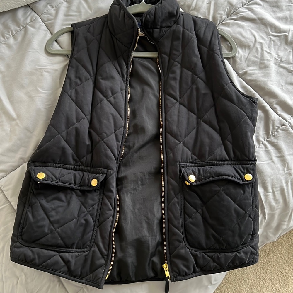 Black quilted vest. Size small